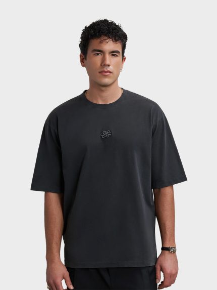 Filling-Pieces-T-Shirt-Boxy-Embroidered-Zwart-model
