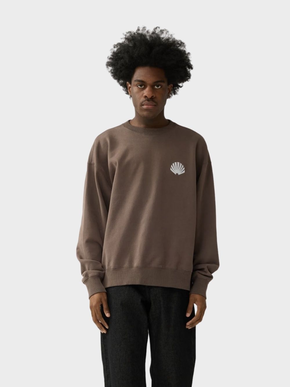 New Amsterdam Logo Crewneck Bruin New Amsterdam Logo Crewneck Bruin