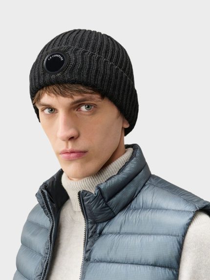 CP Company Extrafine Lens Beanie Zwart met model