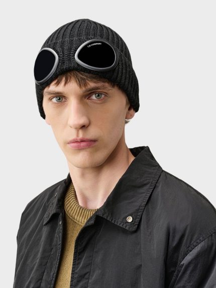 CP Company Merino Goggle Beanie Zwart met model